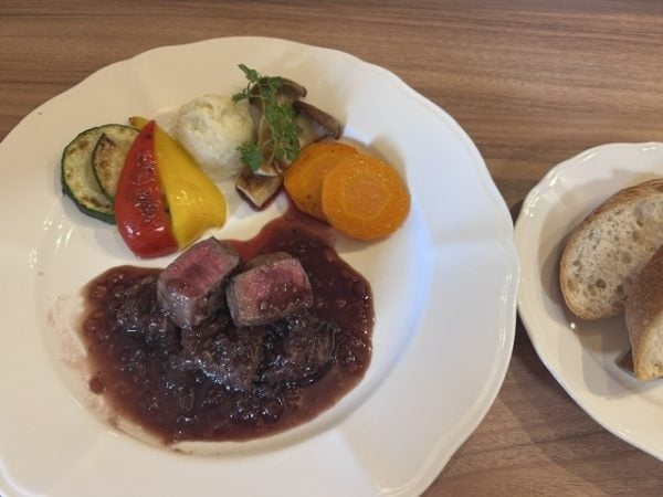 銀のフライパンの洋食料理