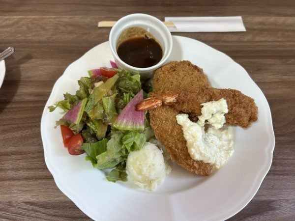 銀のフライパンの洋食料理