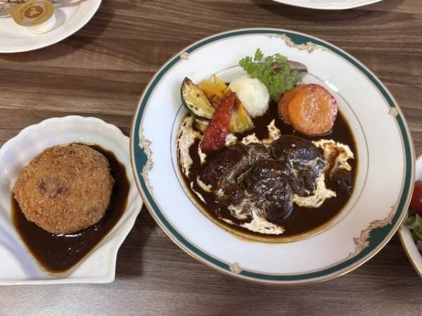 北九州市八幡西区の洋食や 銀のフライパンの店内と料理